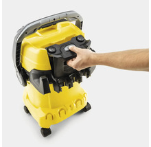 Mână acționând mecanismul de blocare al aspiratorului multifuncțional Kärcher cu suport pentru accesorii.