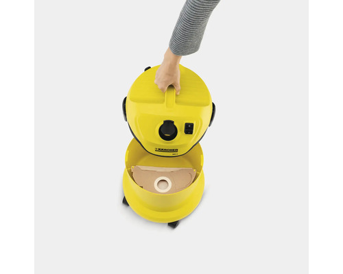 Mână care scoate capul aspiratorului multifuncțional Kärcher WD 2 cu sac de filtrare în recipient