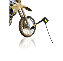 Un aparat de spalat cu presiune Karcher cu perie de spalat curata roata noroioasa a unei motociclete de cross.