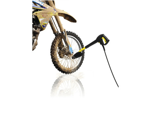Un aparat de spalat cu presiune Karcher cu perie de spalat curata roata noroioasa a unei motociclete de cross.