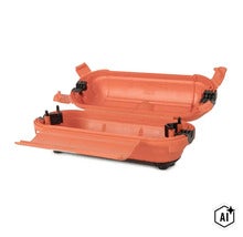 Casetă de protecție cabluri deschisă din plastic pentru protejarea ștecherelor și conexiunilor de cabluri la exterior (Image AI modified or generated)