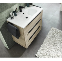 Mobilier de baie modern pentru lavoar cu doua sertare, chiuveta alba, baterie si suport pentru prosoape intr-o baie eleganta.