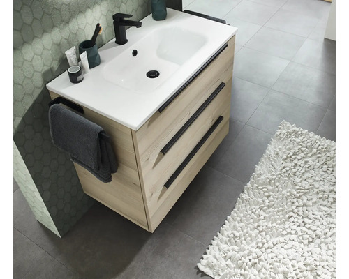 Mobilier de baie modern pentru lavoar cu doua sertare, chiuveta alba, baterie si suport pentru prosoape intr-o baie eleganta.