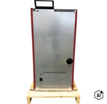 Vedere din spate a unei sobe pe peleți cu carcasă metalică pe un palet de lemn pentru transport. (Image AI modified or generated)