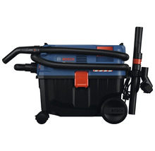 Aspirator umed uscat Bosch cu furtun de aspirare și accesorii.