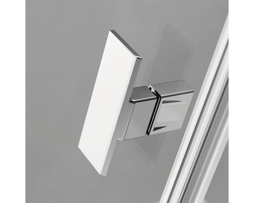 Prim-plan cu accesorii cabină de duș