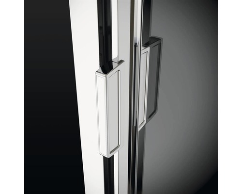 Prim-plan cu mânerul metalic al ușii cabinei de duș