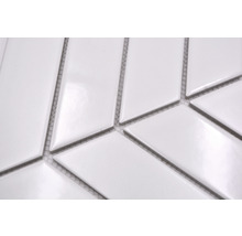 Detaliu cu plăci de mozaic albe în formă de romb alungit