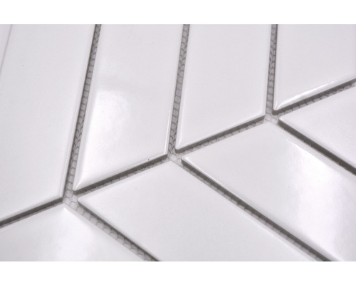 Detaliu cu plăci de mozaic albe în formă de romb alungit