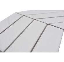 Prim-plan cu plăci ceramice albe, dreptunghiulare, dispuse în model herringbone.