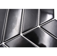 Prim-plan cu plăci de mozaic ceramice negre în formă de romb