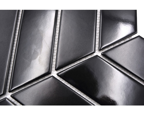 Prim-plan cu plăci de mozaic ceramice negre în formă de romb