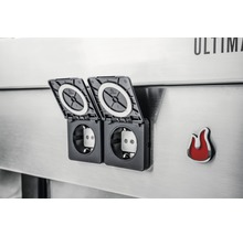 Două prize cu capac de protecție pe o suprafață metalică