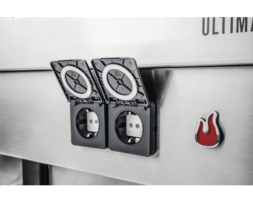 Două prize cu capac de protecție pe o suprafață metalică