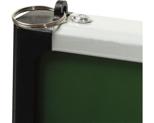 Vizualizare detaliată a unei table școlare verzi cu cadru metalic și breloc