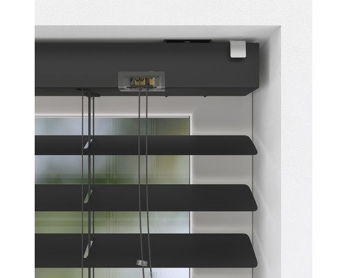 Prim-plan cu jaluzea neagră pentru decorarea ferestrelor și intimitate