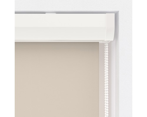 Detalii ale unei role cu lanț într-o ramă de fereastră