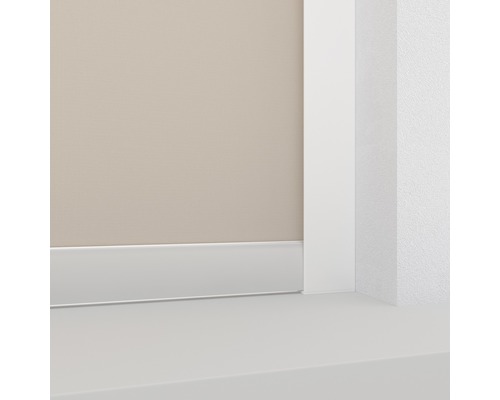 Plintă pe perete și toc de ușă