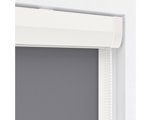 Imagine detaliată a unei role gri cu o casetă albă și lanț de operare.