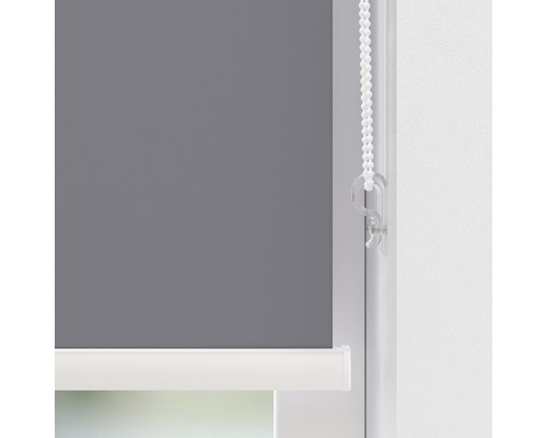 Rulou gri cu lanț la fereastră