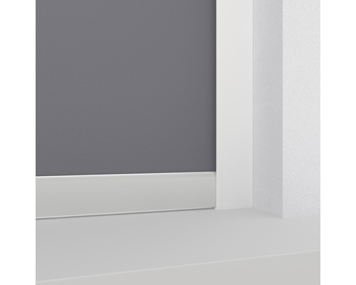 Prim-plan cu plinte pe un perete gri