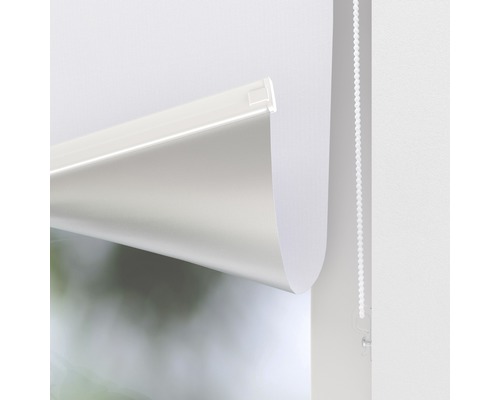 Detaliu cu o rolă albă cu lanț