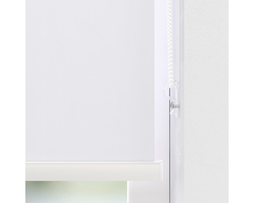 Vizualizare detaliată a unei jaluzele rulou albe cu lanț pentru decorarea ferestrelor