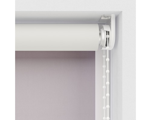 Vizualizare detaliată a unei role albe cu lanț de operare pentru decorarea ferestrelor