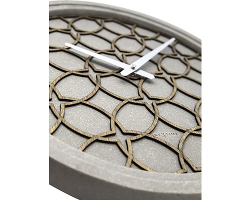 Ceas de perete decorativ cu model geometric și afișaj al orei