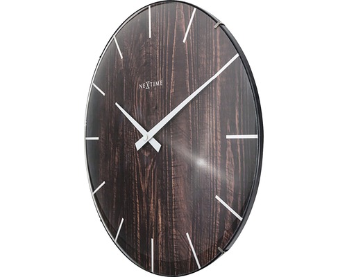 Ceas de perete cu aspect de lemn și indicatoare albe