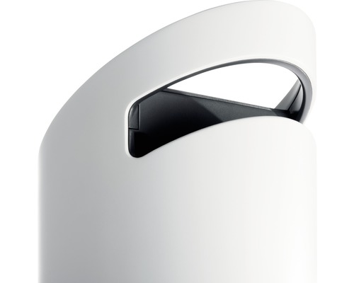 Prim-plan cu un coș de gunoi alb cu mâner