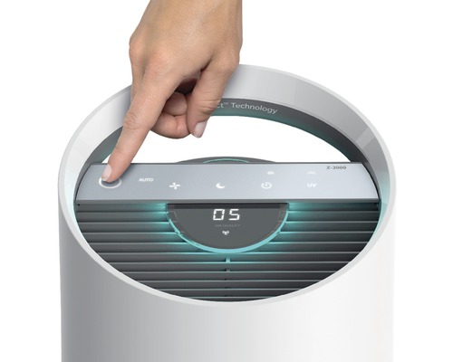 Panoul de control al unui purificator de aer cu o mână care îl atinge