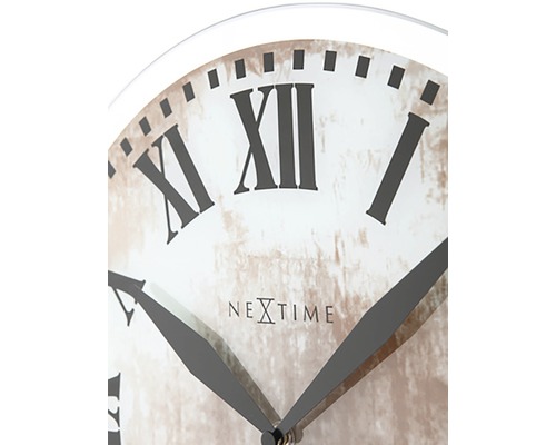 Imagine detaliată cu un ceas de perete cu cifre romane și logo-ul Nextime