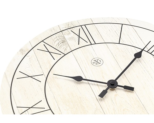 Prim-plan cu un ceas cu cifre romane și ace