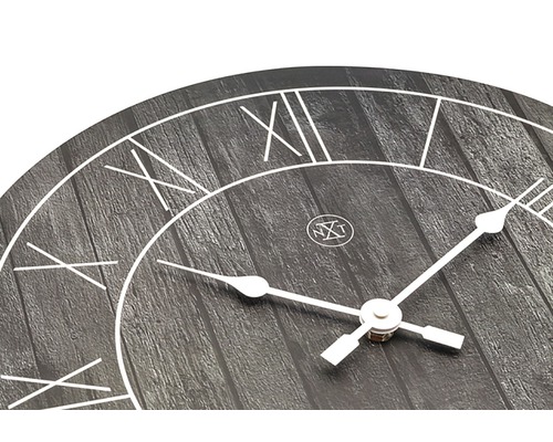 Vizualizare detaliată a unui ceas de perete cu cifre romane și structură din lemn