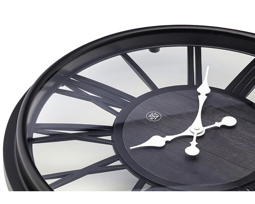 Ceas de perete cu aspect de lemn și cifre romane