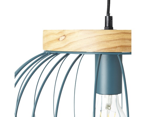 Detaliu al unei lămpi suspendate cu suport din lemn și abajur din sârmă metalică