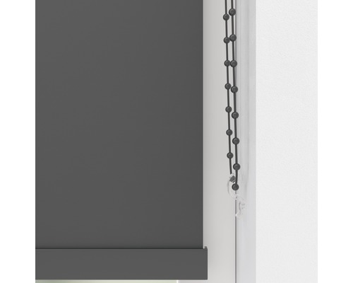 Rulou gri cu lanț la fereastră