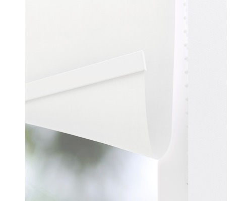 Imagine detaliată a unei role albe pentru decorarea ferestrelor