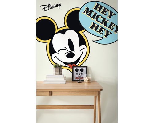 Cameră de copii decorată cu un autocolant de perete Disney Mickey Mouse deasupra unui birou
