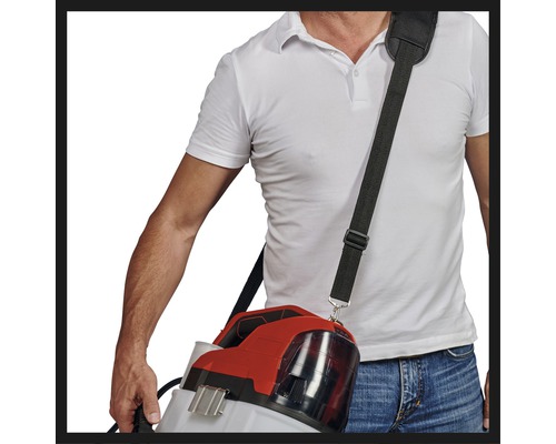 Bărbat cu pulverizator de spate cu curea de transport