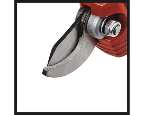 Prim-plan al lamei unei foarfece de grădinărit.