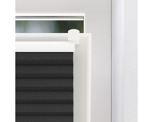 Prim-plan cu un jaluzele plisate antracit pe fereastră