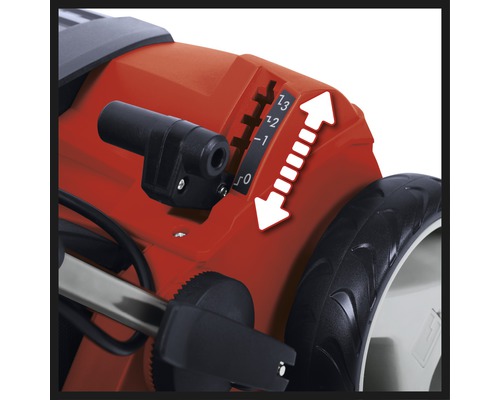 Prim-plan cu o mașină de tuns iarba cu reglaj de înălțime