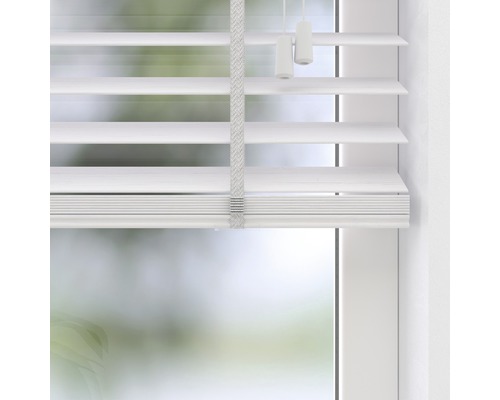 Jaluzea albă la fereastră cu șnur de operare