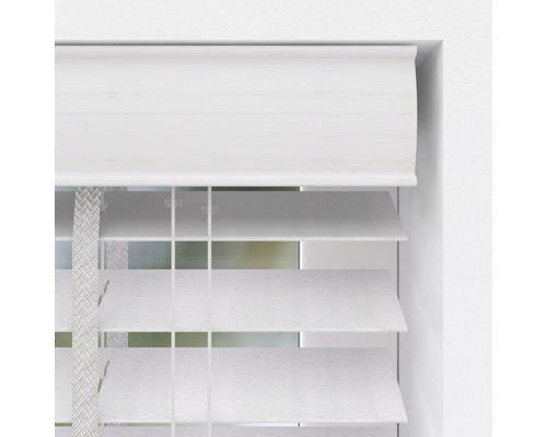 Vizualizare detaliată a unui jaluzele orizontale din lemn alb într-o ramă de fereastră