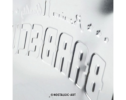 Imagine detaliată a inscripției în relief pe o placă metalică