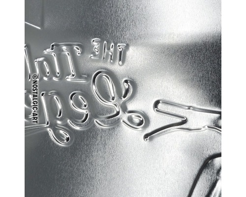 Detaliu al unei suprafețe de tablă metalică în relief cu inscripție