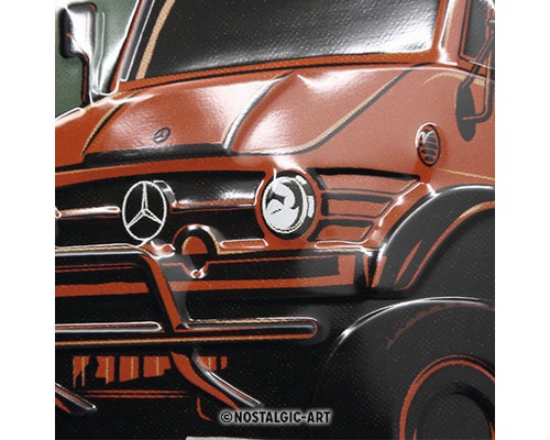 Detaliu al unui camion de epocă cu logo-ul Mercedes