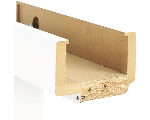 Secțiune transversală a unei șine de perete albe pentru montarea rafturilor pe perete